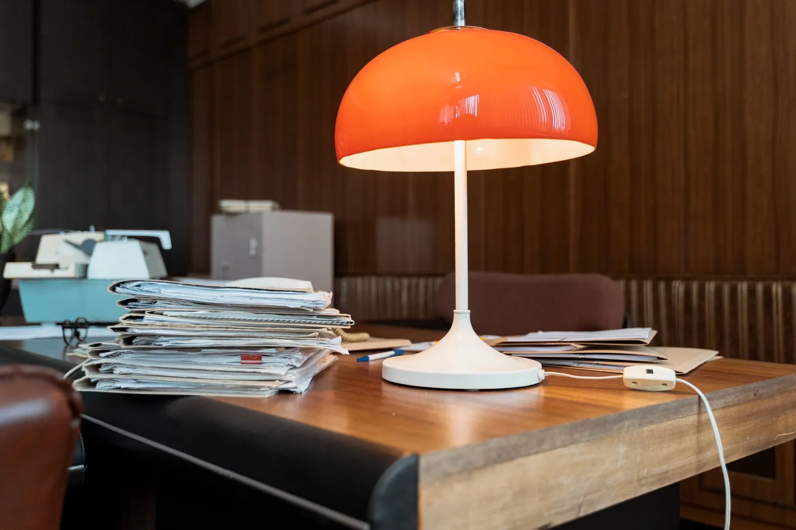 Pile de dossiers et de papiers administratifs sur un bureau en bois