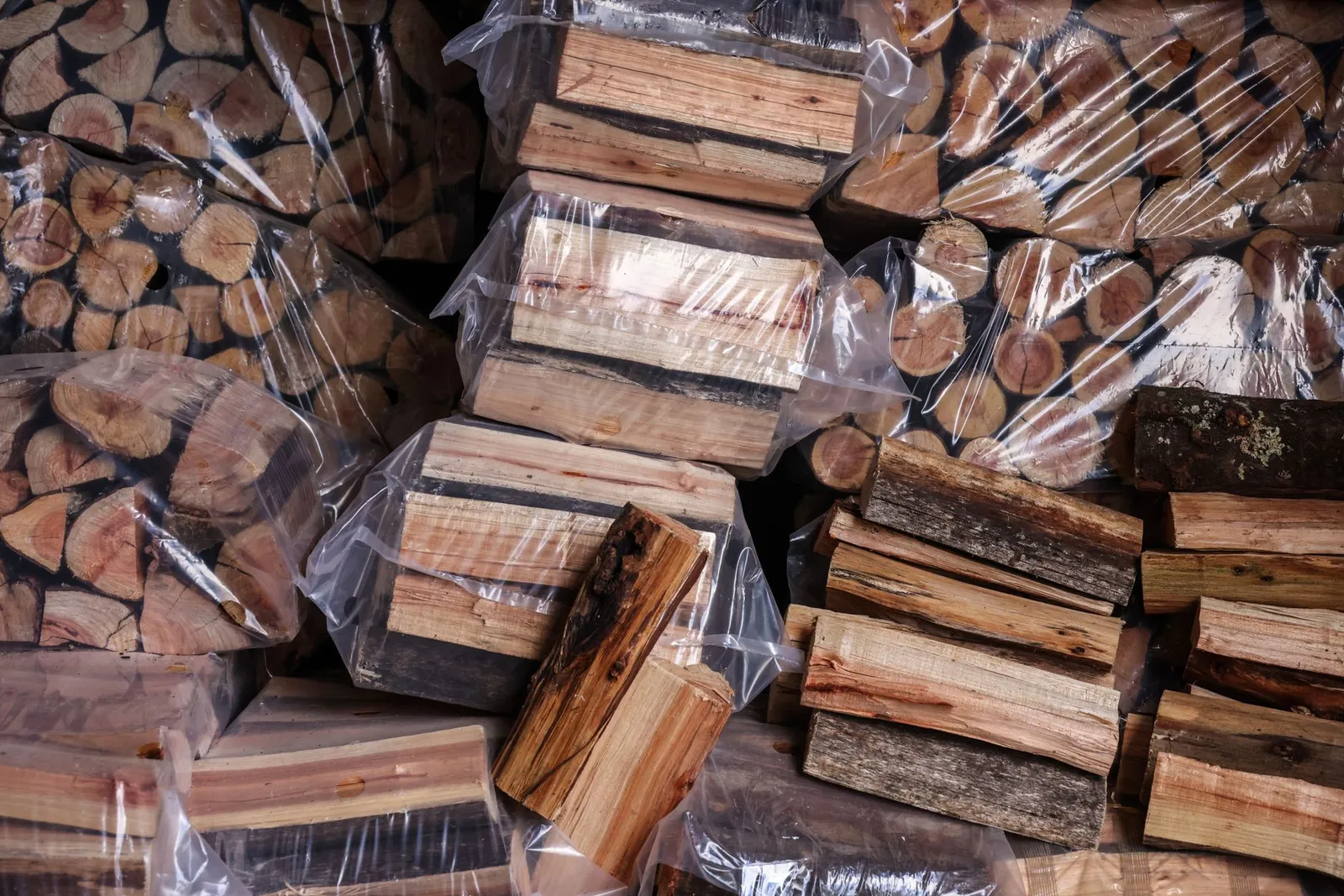 Packs de bûches filmés sous plastique, empilés et prêts à la vente