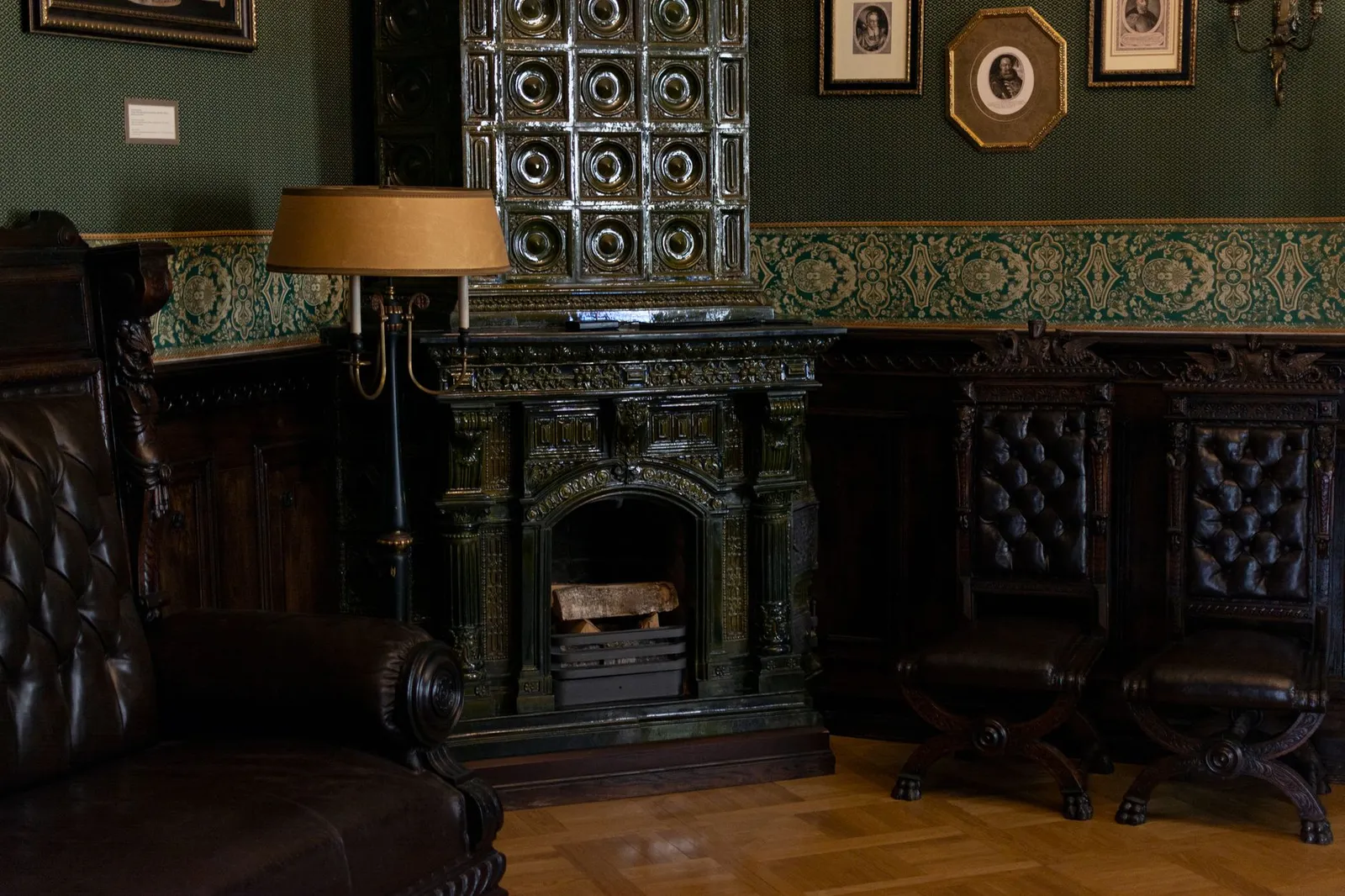 Poêle de masse en faïence montant du sol au plafond dans un salon ancien